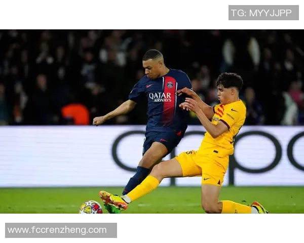 足球明星意外摔倒瞬间视频引发热议球迷纷纷评论反应不一