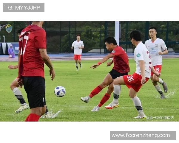 路人偶遇足球明星现场采访揭示球场之外的真实生活与感人故事